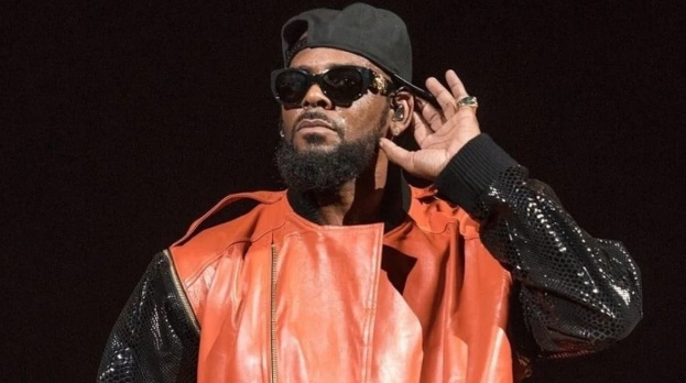 R. KELLY PROCESSANDO OS ESTADOS UNIDOS POR FUNDOS DE COMISSÁRIOS APREENDIDOS