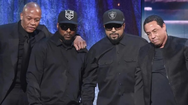 ICE CUBE EXPLICA A AUSÊNCIA DO DR. DRE ENQUANTO A NWA ACEITA O PRÊMIO PELO CONJUNTO DE SUA OBRA por BERNADETTE G