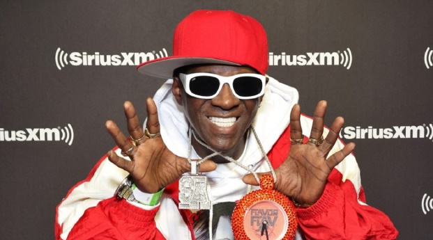 FLAVOR FLAV DEFINIDO PARA DOCUMENTAR A JORNADA PARA O DIPLOMA DO ENSINO MÉDIO EM UMA NOVA SÉRIE DE TV DE REALIDADE